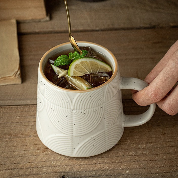 Koppo Living Kaffeebecher mit Relief-Design Sesampunkt-Glasur Keramik 430ml